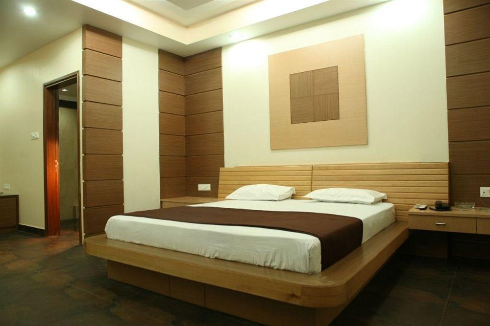 Hotel Trimoorti Καλκούτα Εξωτερικό φωτογραφία