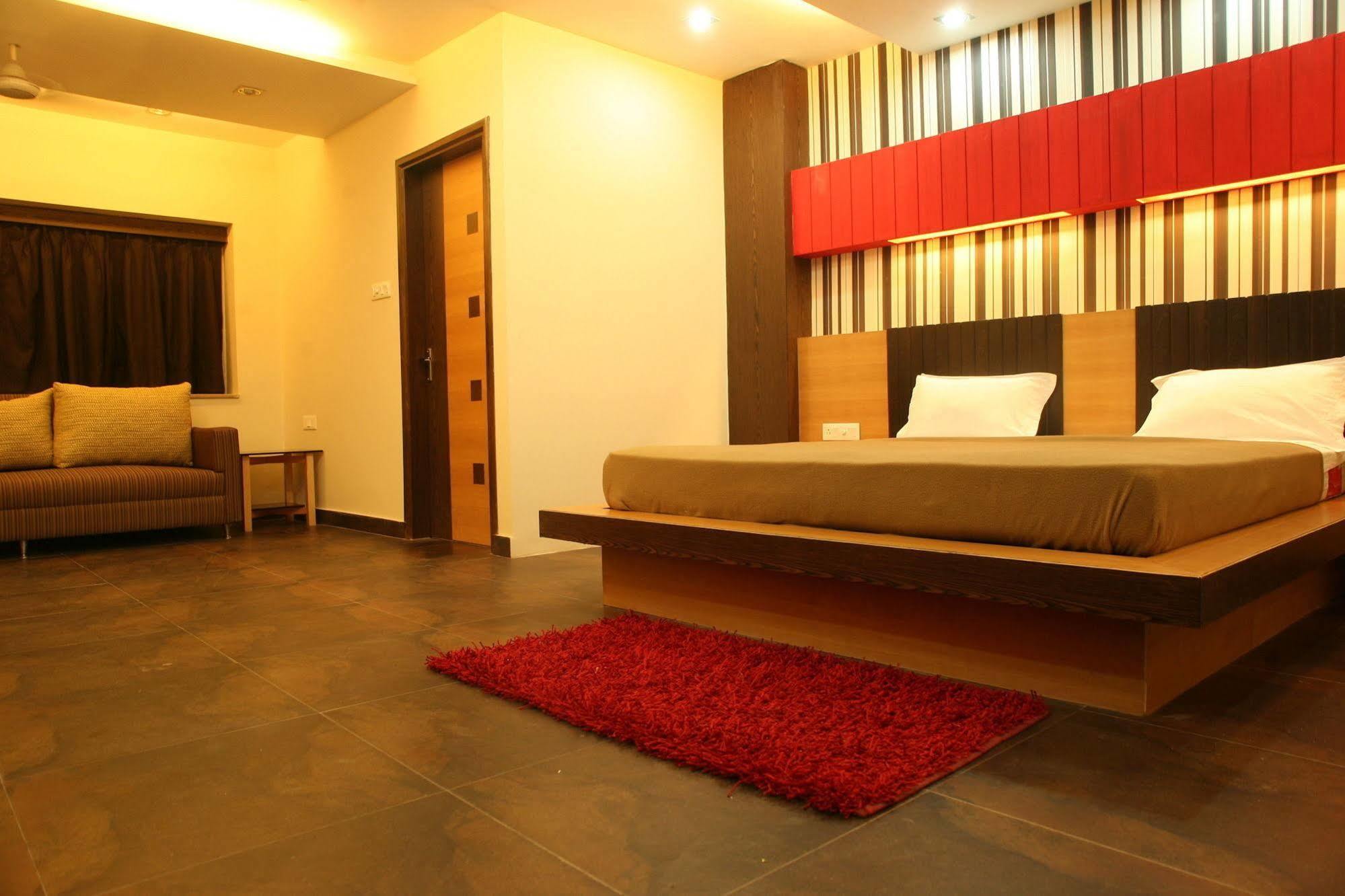 Hotel Trimoorti Καλκούτα Εξωτερικό φωτογραφία