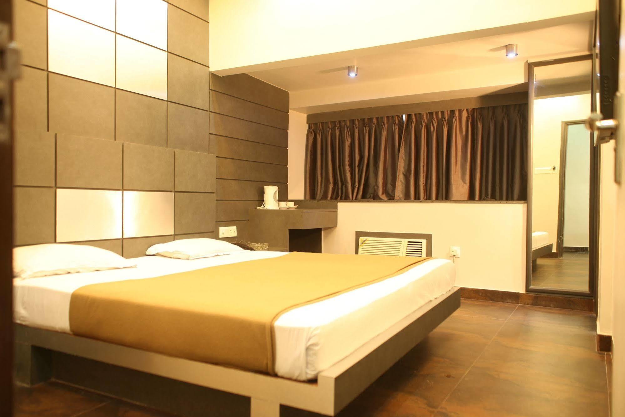 Hotel Trimoorti Καλκούτα Εξωτερικό φωτογραφία