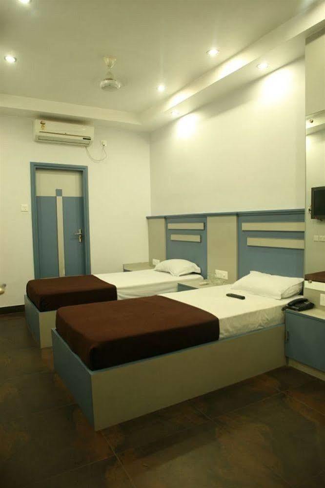 Hotel Trimoorti Καλκούτα Εξωτερικό φωτογραφία