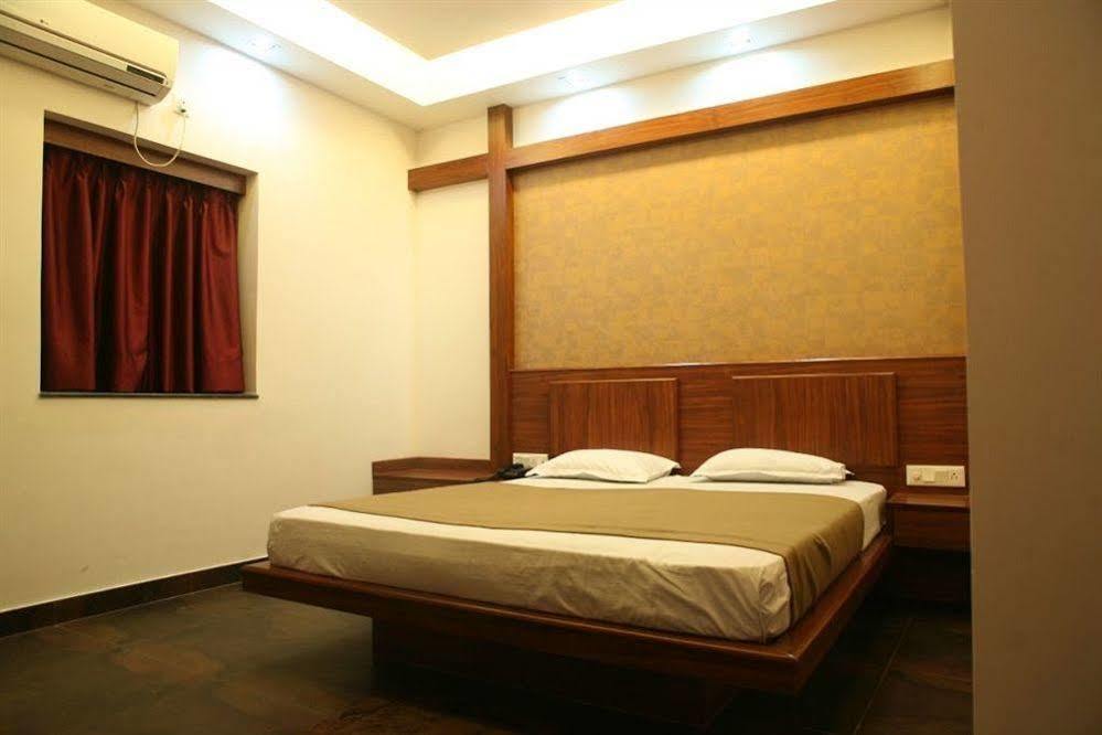 Hotel Trimoorti Καλκούτα Εξωτερικό φωτογραφία