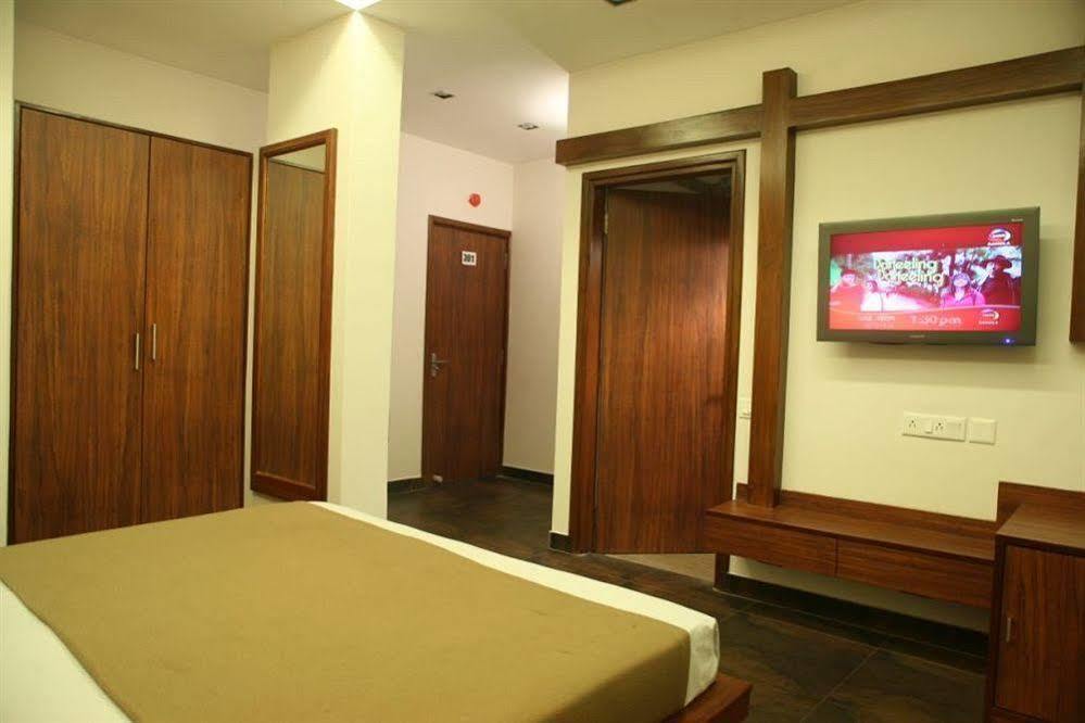 Hotel Trimoorti Καλκούτα Εξωτερικό φωτογραφία