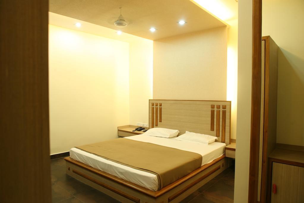 Hotel Trimoorti Καλκούτα Εξωτερικό φωτογραφία