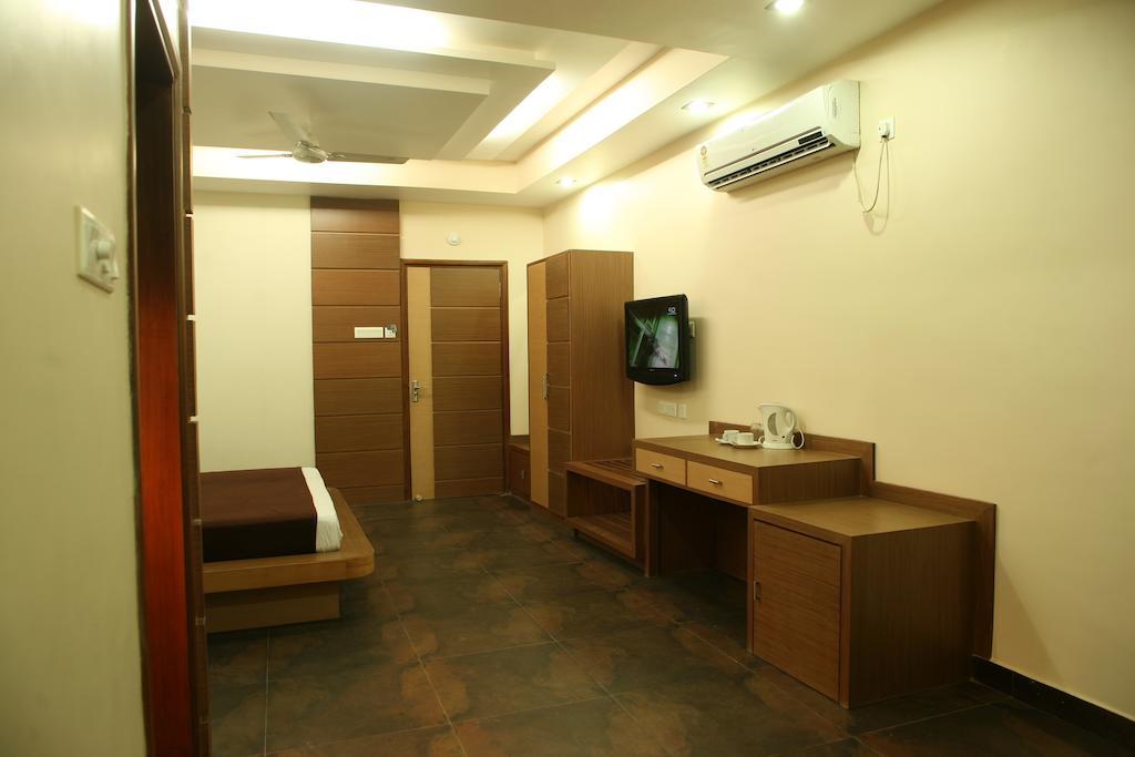 Hotel Trimoorti Καλκούτα Δωμάτιο φωτογραφία